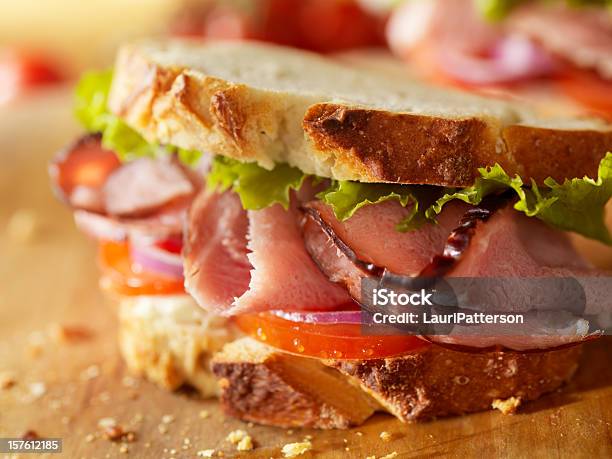 Rústica Un Sándwich De Jamón De La Selva Negra Foto de stock y más banco de imágenes de Bocadillo - Bocadillo, Tienda delicatessen, Primer plano