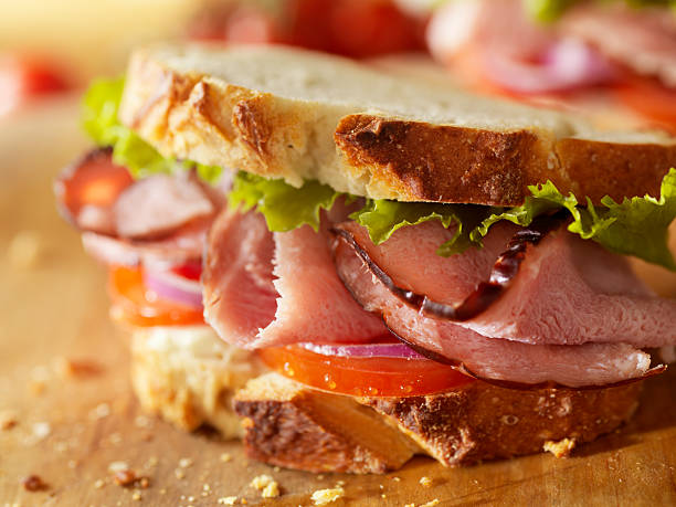 rustique sandwich jambon de la forêt-noire - delicatessen photos et images de collection