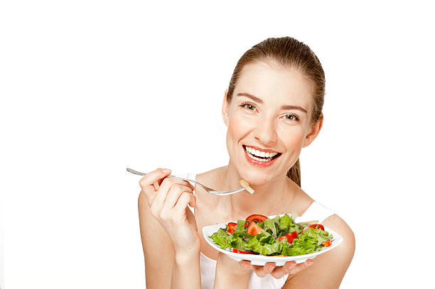 Uśmiechający się kobieta jedzenie Sałatka – zdjęcie