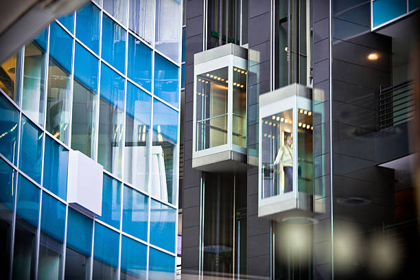 los ascensores interior moderno edificio de oficinas - lobby architecture contemporary people fotografías e imágenes de stock