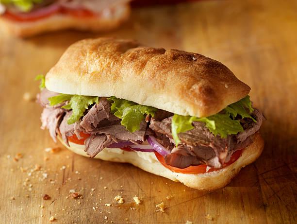 rústico sanduíche de rosbife - sandwich delicatessen roast beef beef - fotografias e filmes do acervo