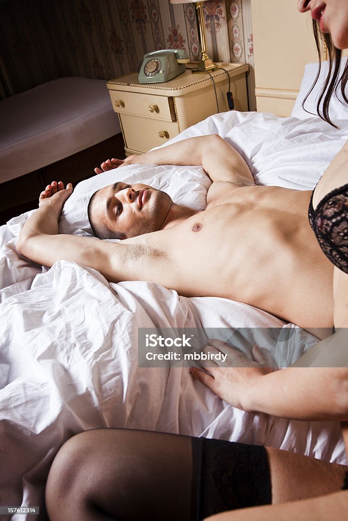 Coppia in camera da letto hotel - Foto stock royalty-free di Letto