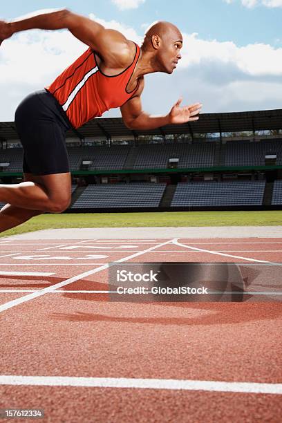 Männliche Sportler An Der Startlinie Laufen Track Stockfoto und mehr Bilder von Rennen - Körperliche Aktivität - Rennen - Körperliche Aktivität, Startlinie, Männer