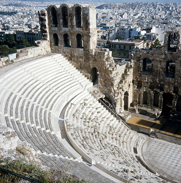 anfiteatro all'acropoli di atene - copy space minerva greek culture athens greece foto e immagini stock