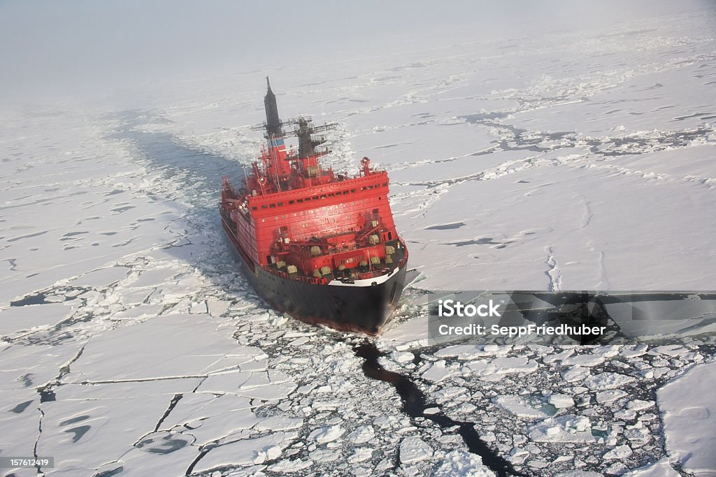 Disjoncteur-glace nucléaires vers le Pôle Nord - Photo de Brise-glace libre de droits