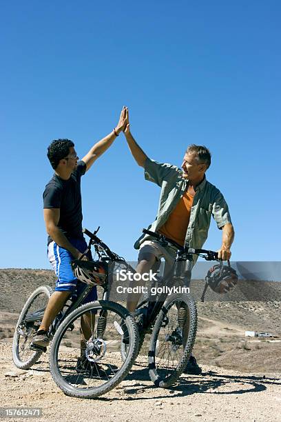 Pai E Filho Andar De Bicicleta De Montanha - Fotografias de stock e mais imagens de Pai - Pai, Dar Mais Cinco, Estilo de vida saudável
