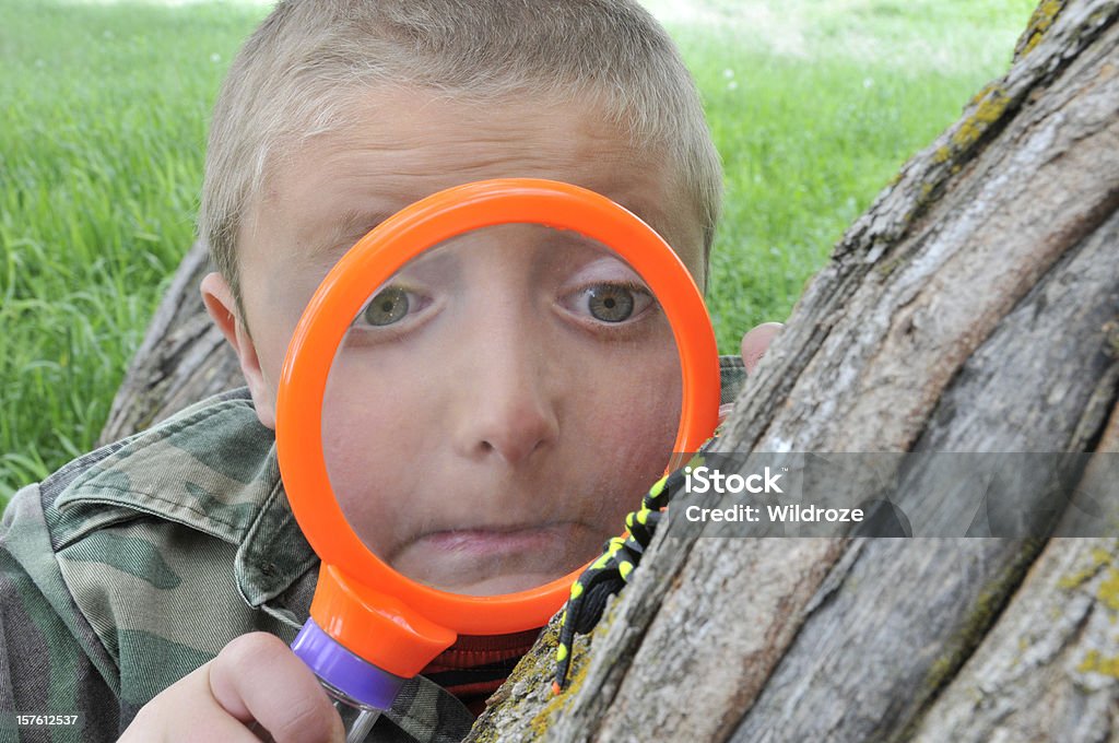 Junge wirft spider mit Lupe - Lizenzfrei Vergrößerungsglas Stock-Foto