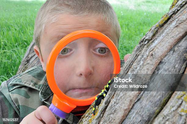 Junge Wirft Spider Mit Lupe Stockfoto und mehr Bilder von Vergrößerungsglas - Vergrößerungsglas, Humor, Kind