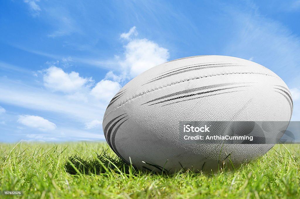 Branco rugby bola na relva verde sob céu azul - Royalty-free Râguebi - Desporto Foto de stock