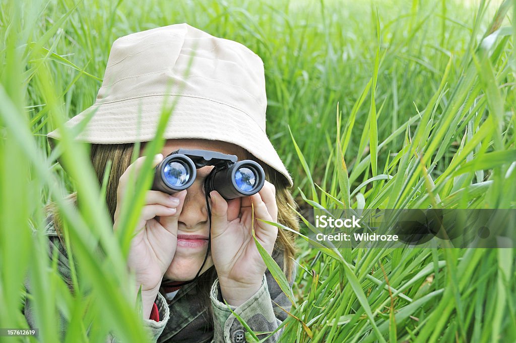Giovane ragazza Esplora la natura con Binocolo - Foto stock royalty-free di Abbigliamento mimetico