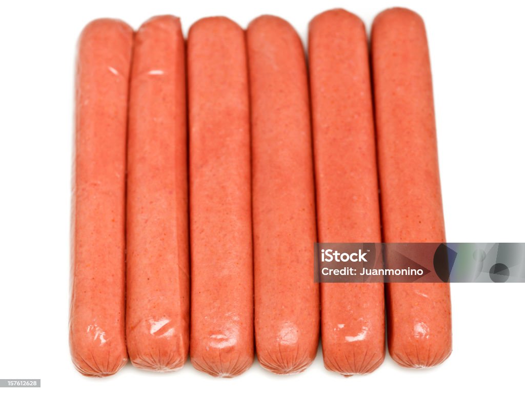 Hot-dogs sur fond blanc cru - Photo de Aliment cru libre de droits