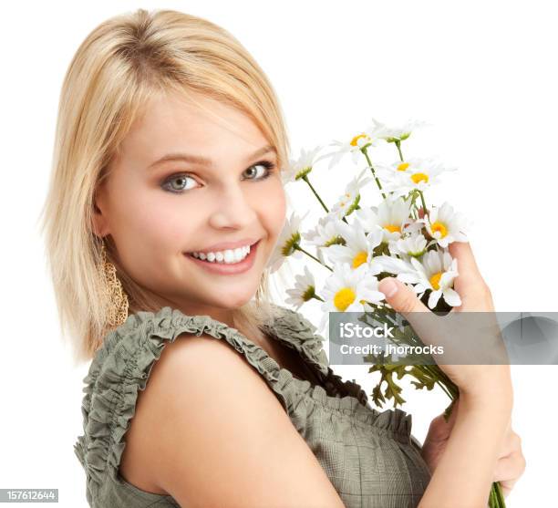 Foto de Atraente Jovem Mulher Com Margaridas e mais fotos de stock de 18-19 Anos - 18-19 Anos, 20 Anos, Abraçar