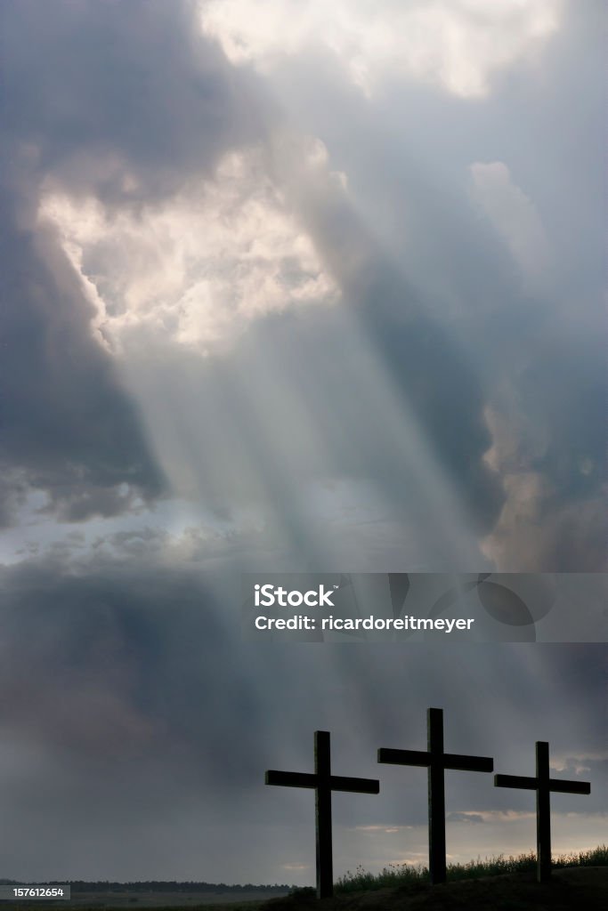 Inspirierende religiöse Abbildung brechenden Sturm leichte Balken und Drei Kreuze - Lizenzfrei Karfreitag Stock-Foto