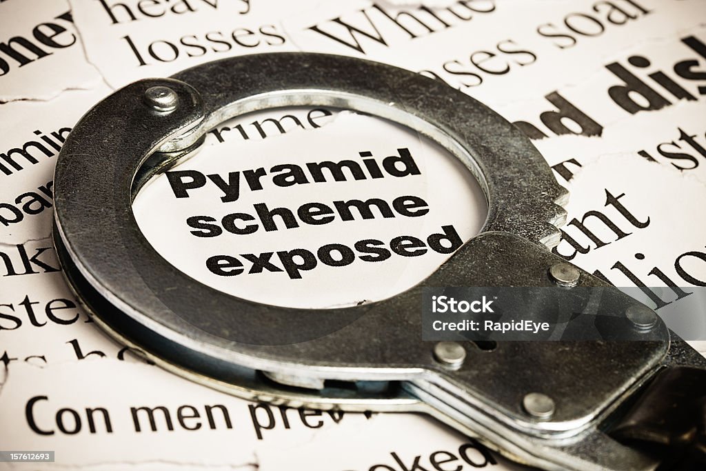 Zamknięte handcuff na nagłówek: Piramid narażone - Zbiór zdjęć royalty-free (Schemat Ponziego)