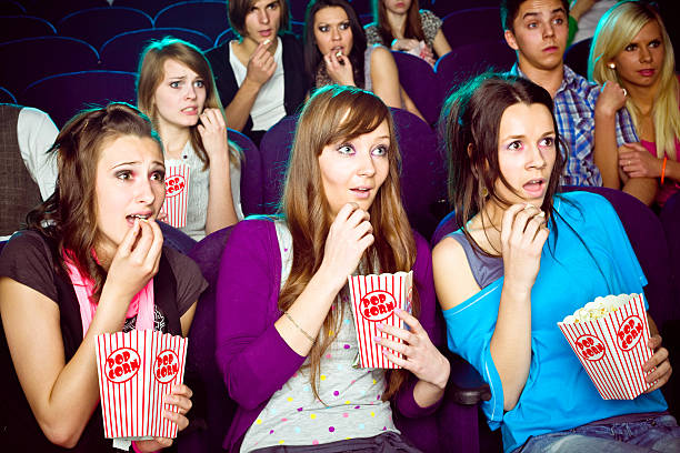 jovens em mover teatro - audience surprise movie theater shock imagens e fotografias de stock