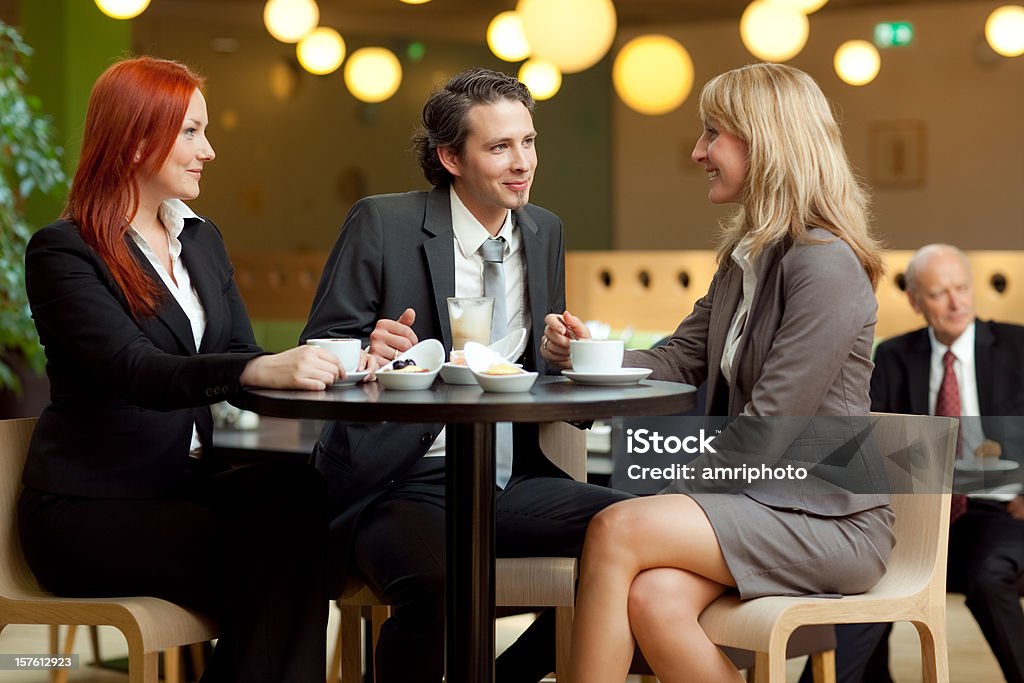 Elegante empresário com businesswomen na Mesa de Café - Royalty-free Adulto Foto de stock