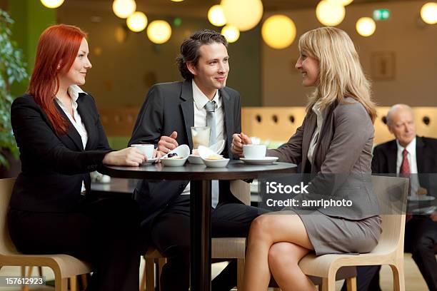 Elegante Empresário Com Businesswomen Na Mesa De Café - Fotografias de stock e mais imagens de Adulto