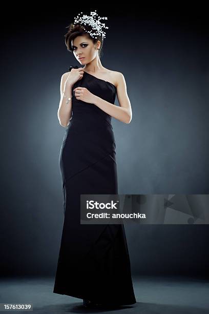 Piękna Młoda Kobieta W Czarnej Sukience Studio Portret - zdjęcia stockowe i więcej obrazów Kobiety