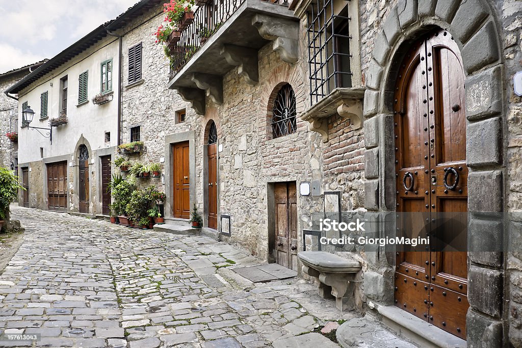 Antique Alley avec des portes en bois dans le Village de toscan, Région de Chianti - Photo de Château libre de droits