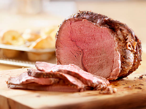 cruce de costillas de carne de res asado y budín de yorkshire - roast beef fotografías e imágenes de stock