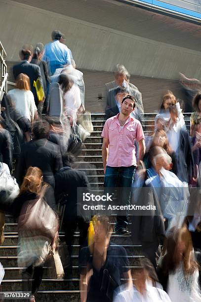 Standing Out Stockfoto und mehr Bilder von Menschenmenge - Menschenmenge, Gegen den Strom, Beengt