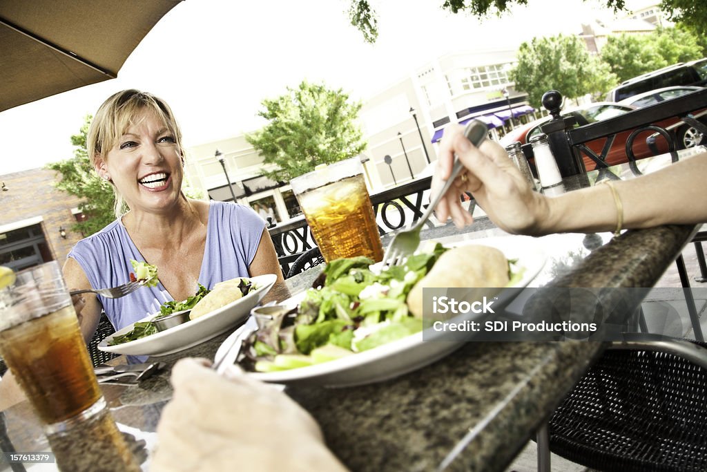 Feliz feminino almoçando juntos no pátio ao ar livre - Foto de stock de Restaurante royalty-free