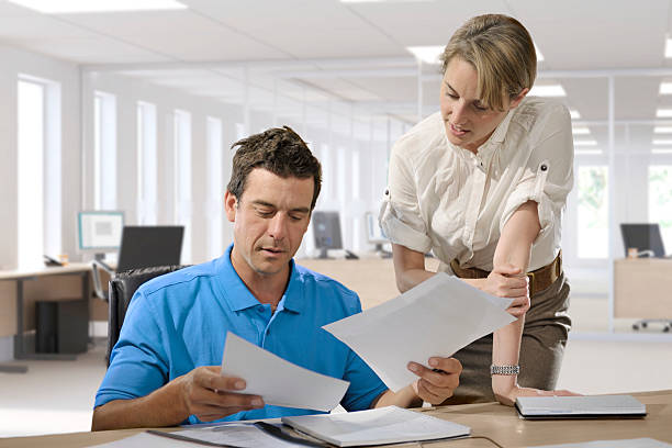 pessoas de negócios no escritório - polo shirt two people men working imagens e fotografias de stock