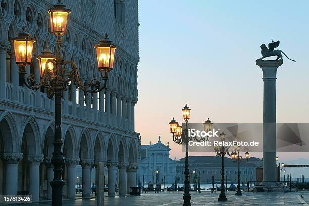 Amanecer En St Marks Square In Venice Italy Xxl Foto de stock y más banco de imágenes de Aire libre - Aire libre, Amanecer, Arquitectura exterior