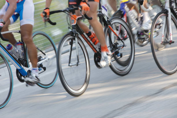 ciclismo - racing bicycle cyclist sports race panning imagens e fotografias de stock