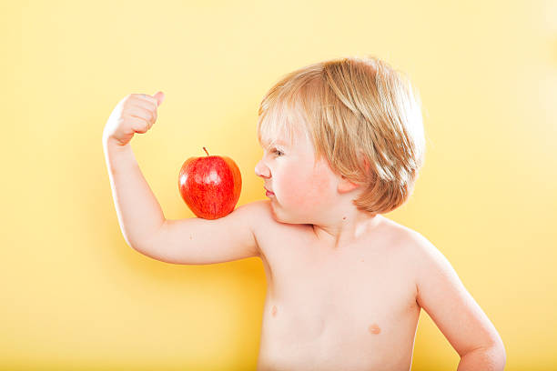 прочные здоровых мальчик - flexing muscles little boys human muscle strength стоковые фото и изображения