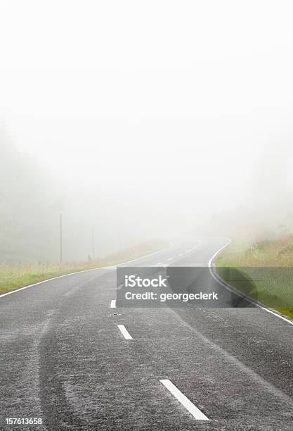 Nevoeiro Estrada De Perigo - Fotografias de stock e mais imagens de Nevoeiro - Nevoeiro, Conduzir, Estrada Secundária