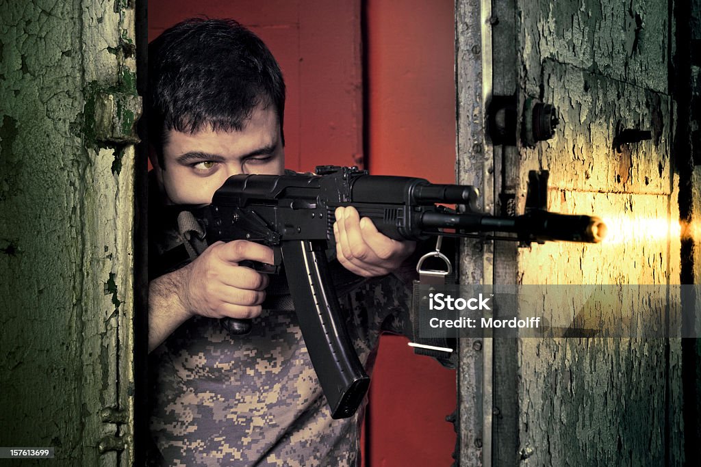 Uomo di caccia con fucile d'assalto camouflage AK - 47 - Foto stock royalty-free di AK-47