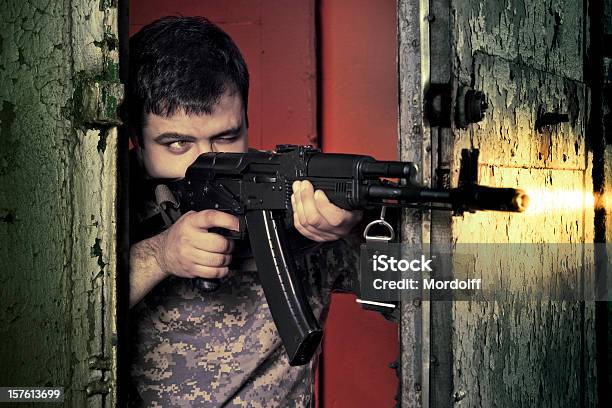Человек В Камуфляж С Актером Нападение Винтовка Ак 47 — стоковые фотографии и другие картинки АК-47