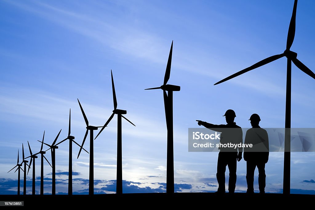 Molinos de viento y los trabajadores - Foto de stock de Aerogenerador libre de derechos