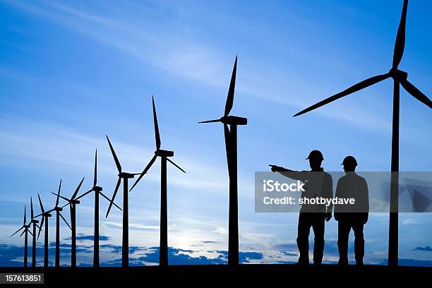 Molinos De Viento Y Los Trabajadores Foto de stock y más banco de imágenes de Aerogenerador - Aerogenerador, Derrame de petróleo, Ingeniero