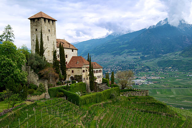 castelo em south tyrol - merano imagens e fotografias de stock