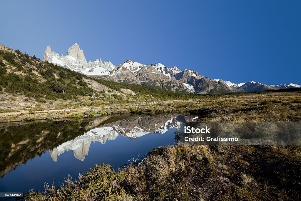 Céu azul sobre o Monte Fitz Roy na Patagônia, Argentina - Foto de stock de Monte Fitzroy royalty-free