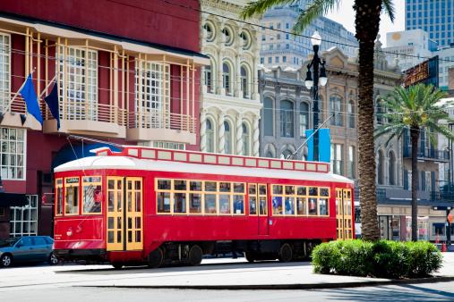 Rojo brillante de tranvía de Nueva Orleans viaje rodeado de palmeras y el parque temático Six Flags photo