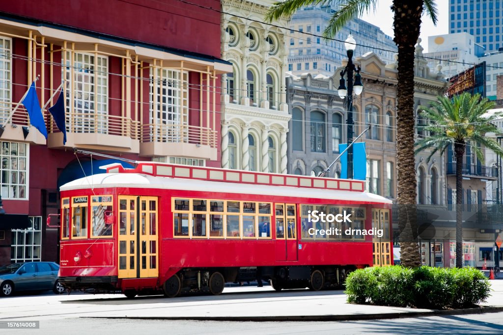 New Orleans vermelha brilhante Streetcar Viajando suas palmas das mãos e Bandeiras - Royalty-free Nova Orleães Foto de stock