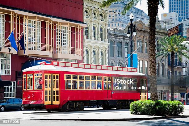 New Orleans Vermelha Brilhante Streetcar Viajando Suas Palmas Das Mãos E Bandeiras - Fotografias de stock e mais imagens de Nova Orleães