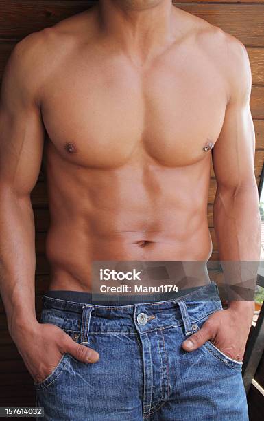 Mann Mit Muskeln Und Jeans Stockfoto und mehr Bilder von Aktiver Lebensstil - Aktiver Lebensstil, Anaerobes Training, Bauch