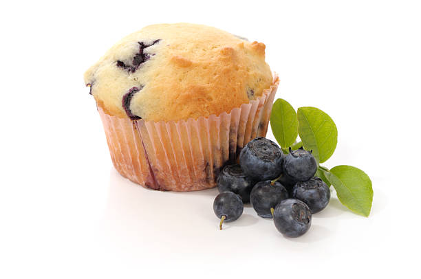 magdalena de arándanos y fresca de arándanos, aislado en blanco - muffin cake cupcake blueberry muffin fotografías e imágenes de stock