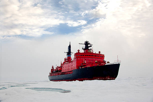 nucear ice breaker заголовок на северный полюс - pack ice стоковые фото и изображения