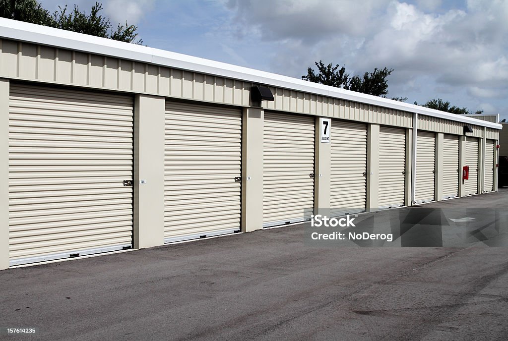 Entrepôt de stockage en libre-service avec plusieurs unités - Photo de Self-stockage libre de droits