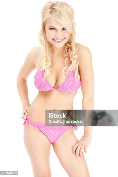Atrakcyjna Młoda Kobieta W Różowym Bikini - zdjęcia stockowe i więcej obrazów Bikini - Bikini, Blond włosy, Różowy