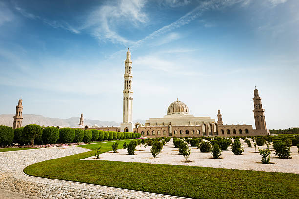 grande mesquita sultan qaboos parque muscat omã - sultan qaboos mosque imagens e fotografias de stock
