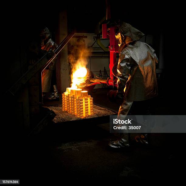 鉄鋳造 - アルミニウム工場のストックフォトや画像を多数ご用意 - アルミニウム工場, オレンジ色, カラー画像