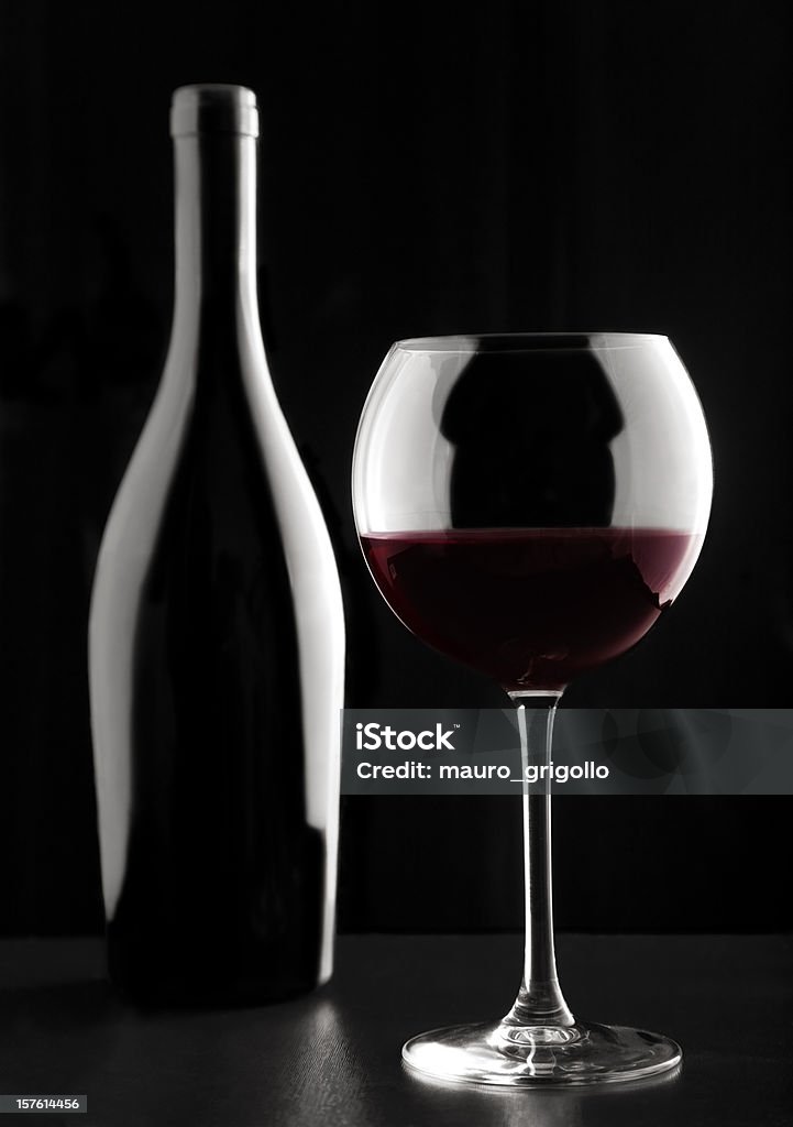 Szkło z czerwonego wina - Zbiór zdjęć royalty-free (Alkohol - napój)