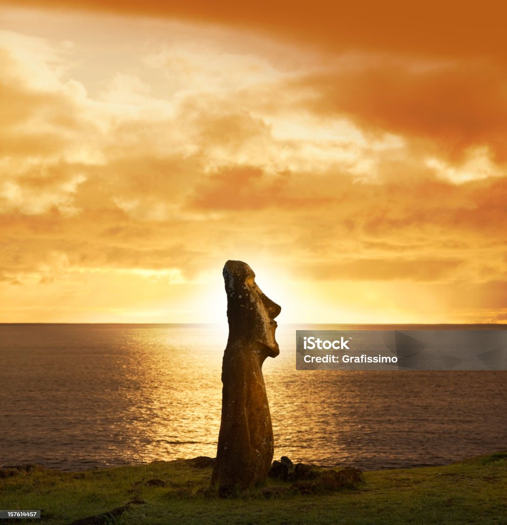 Amanecer sobre moai en Ahu Tongariki isla de Pascua Chile - Foto de stock de Isla de Pascua libre de derechos