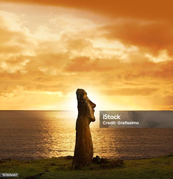 Amanecer Sobre Moai En Ahu Tongariki Isla De Pascua Chile Foto de stock y más banco de imágenes de Isla de Pascua